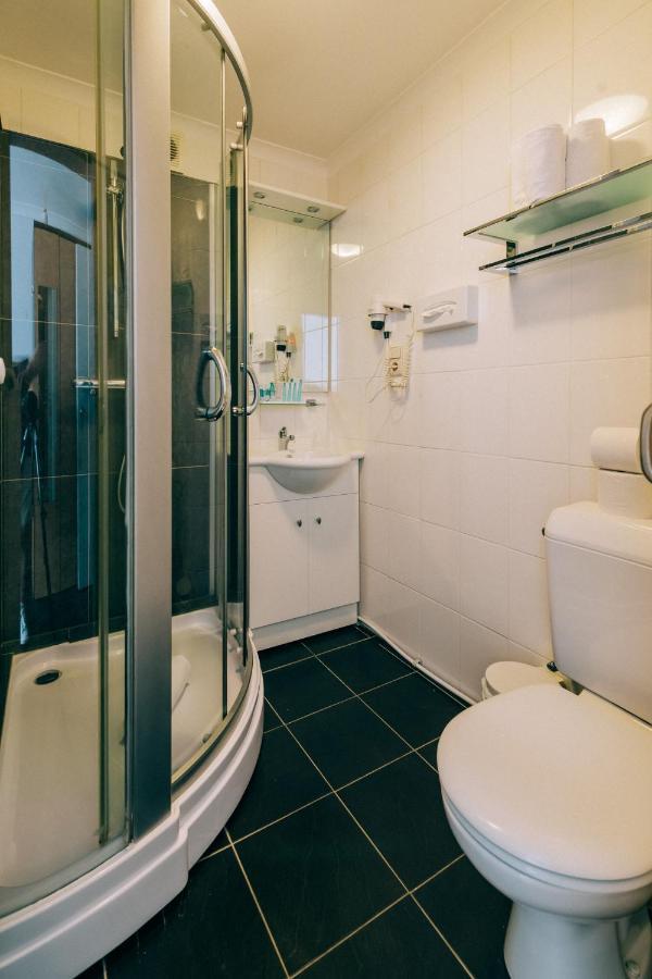 Hotel De Kalvaar Нинове Екстериор снимка