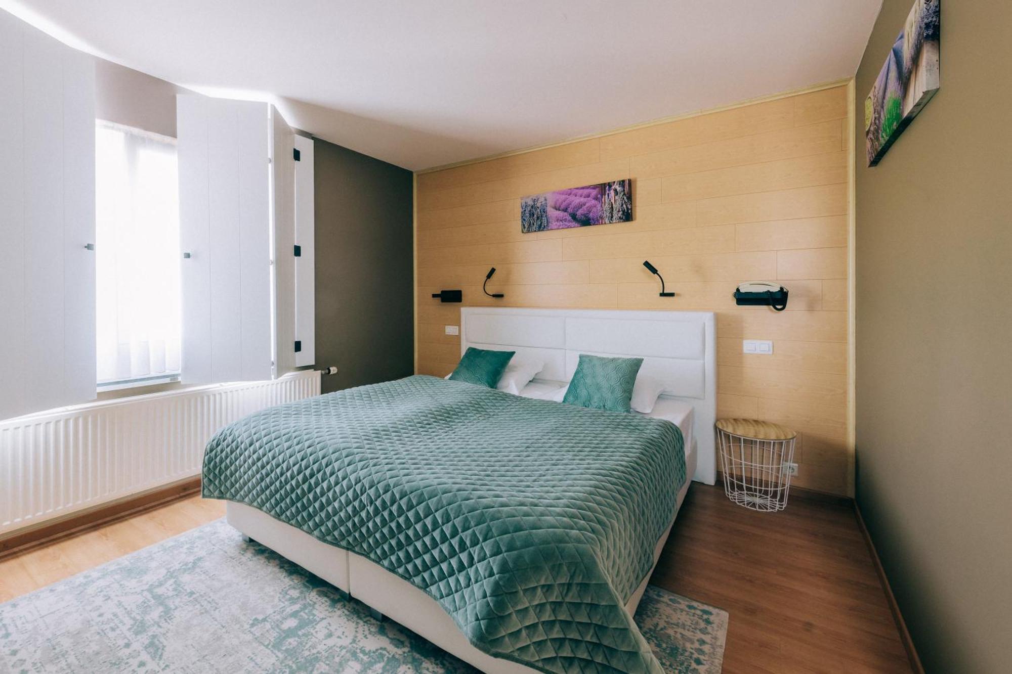 Hotel De Kalvaar Нинове Екстериор снимка